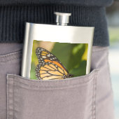 foto van een vlinder op een bloem heupfles (Voorbeeld)