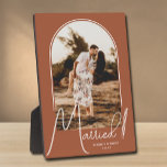 Foto van Elegant Arch Terracotta Wedding Fotoplaat<br><div class="desc">In een speciale keepomwille staat uw trouwfoto in een elegant boogontwerp met de tekst "Gehuwd" in de tekst van de kerk samen met uw namen en trouwdatum. Een prachtig cadeau voor je familie en een geweldig geheugen dat je thuis kunt zien. De kleur van de ACHTERGROND kan worden veranderd! MEER...</div>