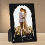 Foto van Elegant Arch Wedding Black Fotoplaat<br><div class="desc">In een speciale keepomwille staat uw trouwfoto in een elegant boogontwerp met de tekst "Gehuwd" in de tekst van de kerk samen met uw namen en trouwdatum. Een prachtig cadeau voor je familie en een geweldig geheugen dat je thuis kunt zien. De kleur van de ACHTERGROND kan worden veranderd! MEER...</div>