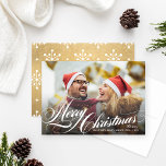 Foto van Elegant Gold Merry-kerstscript Feestdagenkaart<br><div class="desc">De de fotokaart van de feestdag kenmerkt een de bekledingsontwerp van de "Zure Kerst"in een mooie witte manuscripttekst. Personaliseer met uw namen,  het jaar,  en een favoriete landschapsstijlfoto. Een elegant goud (kan worden aangepast) en een wit sneeuwvlokpatroon kleeft omhoog de rug.</div>