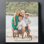 Foto van Elegant Script Typography Fotoplaat<br><div class="desc">Moderne Elegant Typography Family Foto Sign met je favoriete foto en naam met onze trendy typografie van de woordfamilie met een klein hart aan het einde. Een geweldige herinnering aan hoeveel je van je familie houdt!</div>