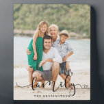 Foto van Elegant Script Typography Fotoplaat<br><div class="desc">Moderne Elegant Typography Family Foto Sign met je favoriete foto en naam met onze trendy typografie van de woordfamilie met een klein hart aan het einde. Een geweldige herinnering aan hoeveel je van je familie houdt!</div>