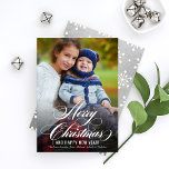Foto van Elegant Silver Merry-kerstscript Feestdagenkaart<br><div class="desc">De de fotokaart van de feestdag kenmerkt een de bekledingsontwerp van de "Zure Kerst"in een prachtig wit manuscript met de douane "Happy Nieuwjaar"tekst. Pas uw namen en een favoriete foto van de portretstijl aan. Een elegant zilver (kan worden aangepast) en een wit sneeuwvlokpatroon kleeft de rug omhoog.</div>