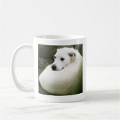 Foto van Elegant White Dog gekruld op de bank Koffiemok (Links)