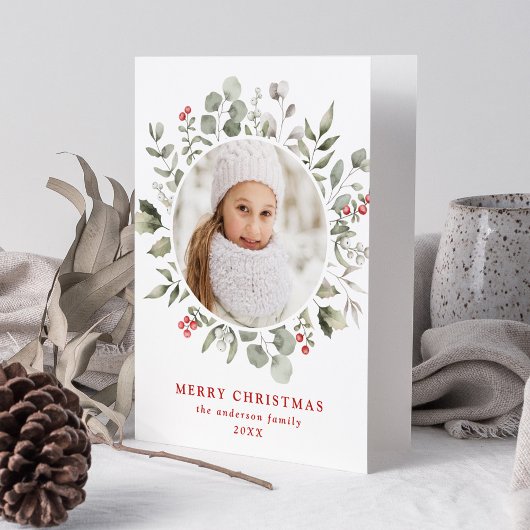Foto van Elegant Winter Foliage en Holly Berries Feestdagen Kaart