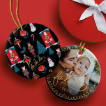 Foto van Fa La Nutkraker-kersttekenfamilie Keramisch Ornament<br><div class="desc">Mooie, griezelige en magische foto-kerstversiering. We hebben met de hand alle illustraties en typografie geschilderd die je ziet in deze feestelijke fotoversiering. Ons ontwerp kenmerkt onze prachtige, notenkraker kerstpersonages. De woorden "Fa La La" zijn met de hand getekend en zijn perfect met onze illustratie verbonden. Nutkraker, nootmuskietmuiskoning, muskietdansers, snoepriet, bloemen,...</div>