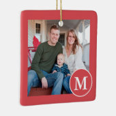 Foto van feestrood en wit monogram keramisch ornament (Rechts)