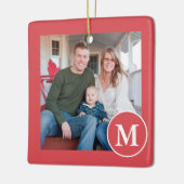 Foto van feestrood en wit monogram keramisch ornament (Links)