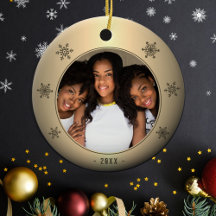 Foto van Festive Golden Metallic Snowflake