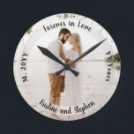 Foto van Forever in Love Wedding Jubileum Ronde Klok<br><div class="desc">Houd je belangrijke andere kant op met deze foto-verjaardagszorg met foto,  sentiment,  naam,  huwelijk en aantal gehuwde jaren. Composietontwerp per feestdag — Design.</div>