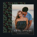 Foto van Full Photo Thrill of Hope kondigt Zwanger Feestdagenkaart<br><div class="desc">Deze mooie,  volledige foto-zwangerschaps-aankondigingskaarten zijn uitgerust met moderne,  elegante typografie,  "A Thrill of Hope". De achterzijde bevat een kerstpatroon van pijnbomen en bessen op een aangepaste kleur achtergrond (in het zwart weergegeven).</div>