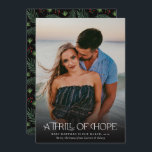 Foto van Full Photo Thrill of Hope kondigt Zwanger Feestdagenkaart<br><div class="desc">Deze mooie,  volledige foto-zwangerschaps-aankondigingskaarten zijn uitgerust met moderne,  elegante typografie,  "A Thrill of Hope". De achterzijde bevat een kerstpatroon van pijnbomen en bessen op een aangepaste kleur achtergrond (in het zwart weergegeven).</div>