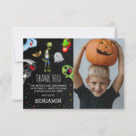 Foto van Fun Halloween Kids Birthday Bedankkaart<br><div class="desc">Een Halloween met de verjaardagskaart bedankt je kaart om vrienden en familie te bedanken voor een fraaie tijd! Met een foto van het verjaardagsjongetje of -meisje, een rustige krijtbordachtergrond, kleurrijke sterrenconfetti, cartoon fancy kledingkostuum personages, pompoenen, monsters, enz. en een leuke moderne dankjewel-sjabloon die gemakkelijk te aanpassen is. Overeenkomende objecten zijn...</div>