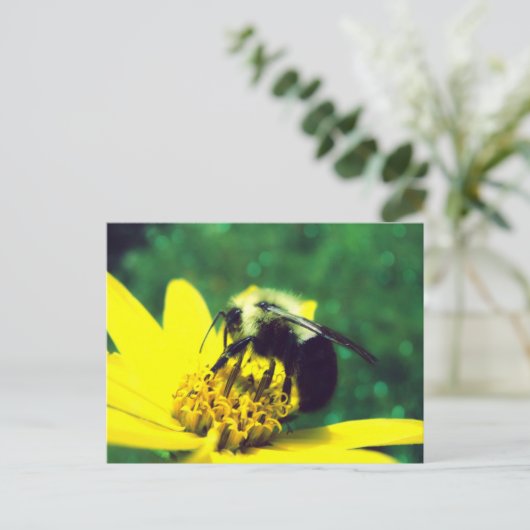 Foto van Fuzzy Bumblebee Briefkaart (Staand voorkant)