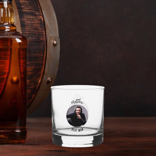 Foto van getuige op vrijgezellenfeest whisky glas