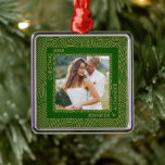 Foto van gouden en groene paren metalen ornament<br><div class="desc">Je favoriete pasgetrouwde,  gehuwde of paren foto is te zien op een vierkant metaal met een gouden lijn en een stippen patroon op groen. Gepersonaliseerd en geüpload je eigen afbeelding naar creëer kerstboomversieringen voor jezelf of als cadeau aan familie,  vrienden,  ouders en grootouders! Meer DESIGN in onze winkel.</div>