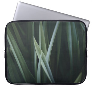 Foto van groene lineaire bladeren sluiten laptop sleeve