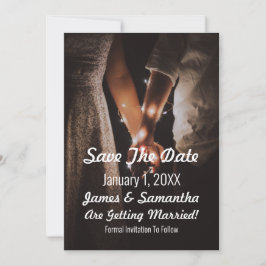 Foto van hand in hand met kerstverlichting save the date