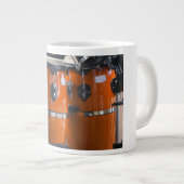 Foto van heldere oranje conga drums grote koffiekop (Voorkant rechts)