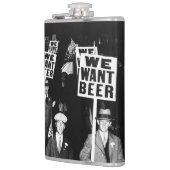 Foto van het Beer Protest van 1950  Heupfles (Links)