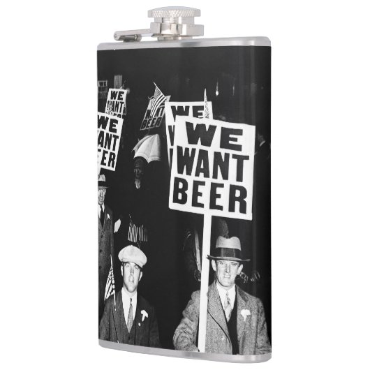 Foto van het Beer Protest van 1950  Heupfles (Links)