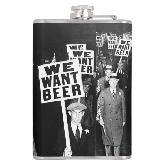 Foto van het Beer Protest van 1950  Heupfles (Achterkant)