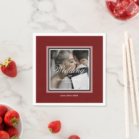 Foto van het Burgundy-rode, aangepast bruiloft Servet (Insitu)