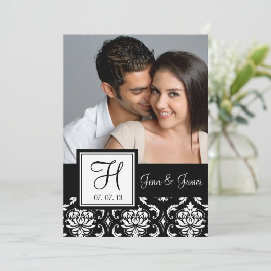 Foto van het Damast van het monogram bewaart de Save The Date (Staand voorkant)