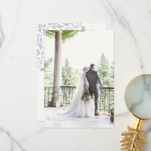 Foto van het Franse Regency Paars Fleur de Lis Wed Bedankkaart (Voorkant / Achterkant in situ)