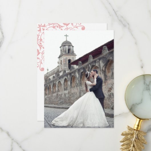 Foto van het Franse Regency Pink Fleur de Lis Wedd Bedankkaart (Voorkant / Achterkant in situ)