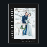 Foto van het huwelijk Black Feestdagenkaart<br><div class="desc">Moderne,  eenvoudige script getrouwd en vrolijk briefkaart voor huwelijksfotovakantie.</div>