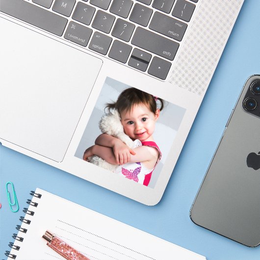 Foto van het kind, vriend, echtgenoot, moeder of h sticker (Laptop met iPhone)