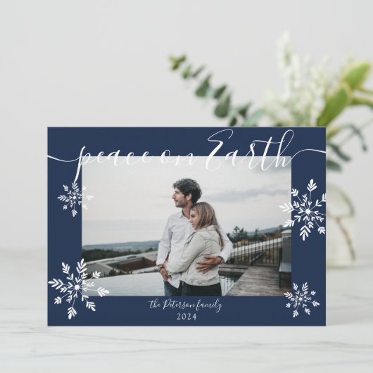 Foto van het moderne blauw kerstscript met blauw k feestdagenkaart (Staand voorkant)