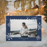 Foto van het moderne blauw kerstscript met blauw k feestdagenkaart<br><div class="desc">Moderne,  eenvoudige kerstscript sneeuwvlokken foto op marinesblauw</div>