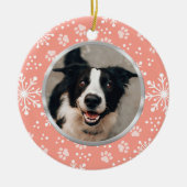 Foto van het roze snowflake Paw Pattern Pet Keramisch Ornament (Voorkant)