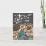 Foto van Holly en Berries Merry Kerstfeestay Feestdagen Kaart<br><div class="desc">Deze kaart is voorzien van een trendy krijtbord met gedurfde typografie en handgetekende hulst en bessen. Voeg je gegevens en foto toe via het sjabloon formulier. Gebruik de knop Aanpassen om tekst en/of foto's aan de binnenkant van de kaart toe te voegen.</div>