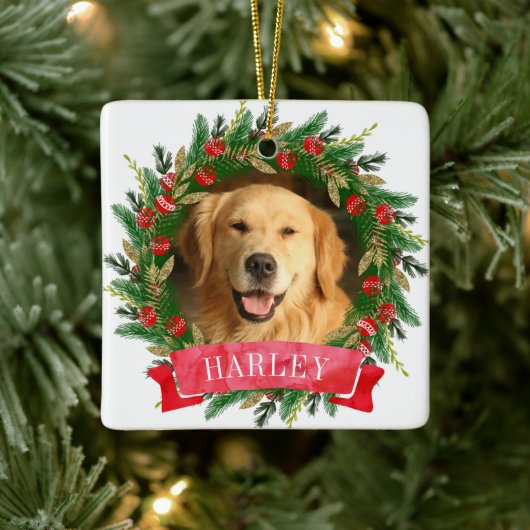 Foto van hond met dennengroen kransje keramisch ornament (Boom)