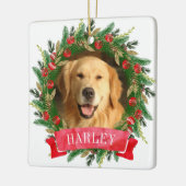 Foto van hond met dennengroen kransje keramisch ornament (Links)