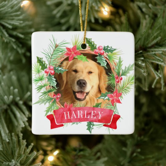 Foto van hond met hulstkrans keramisch ornament (Boom)