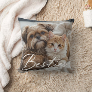 Foto van huisdiervrienden hond papa kat mama cadea kussen