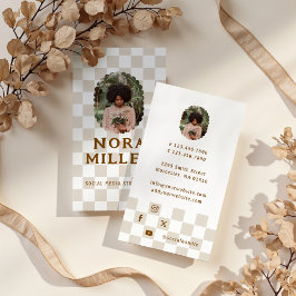 Foto van influencer op sociale media met geruit pa visitekaartje