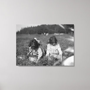 Foto van jonge meisjes die kruidenbessen canvas afdruk