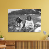 Foto van jonge meisjes die kruidenbessen canvas afdruk (Insitu (Woonkamer))