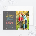 Foto van Joy Peace and Love Bright Colors Feestdagenkaart<br><div class="desc">Joy Peace and Love,  het wenskaart van de vakantiefoto,  biedt een stijlvolle gemengde typografie en een sneeuwvlokgrens in felle gouden,  blauwe,  roze en grijze kleuren en een donkergrijze achtergrondkleur die kan worden gewijzigd.</div>
