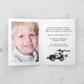 Foto van kinderen die bij een afstudeerfeestje voo (Binnen)
