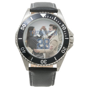 Foto van koppel met doorzichtige naam en nummer op horloge