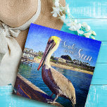 Foto van Kuststrand Pier Pelican Bird, Soak Up Sun Legpuzzel<br><div class="desc">"Soep up the Sun". Deze gelukkige pelikaan kwam op een spoeling die een Californische strandroep "vakantie klaar" over het hoofd zag. Plotseling voorbij de tijd terwijl je terugdrijft naar de warme oceaan breekt elke keer dat je werkt aan deze schattige, vriendelijke kustpuzzel van de pelikaanse puzzel. Het is een geweldig...</div>