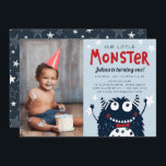 Foto van Little Monster Kids Birthday Kaart<br><div class="desc">Kies voor deze schattige kinderuitnodigingen voor verjaardagsfeestjes om de grote mijlpaal van je kleine monster te vieren. Het Schattigee monsterthema heeft een cartoon in marineblauw met een rood boog-stropdas. Personaliseer met uw verjaardagsfeestdetails in marineblauw en rood geaccentueerd met witte sterren. Perfect voor eerste verjaardagen of elke leeftijd, kunt u een...</div>