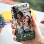 Foto van Livin the Besties Life Groene Vrienden Fo Case-Mate iPhone Case<br><div class="desc">Aangepaste foto iPhone Case. Het fotosjabloon is ingesteld voor u om uw eigen afbeelding van u en uw beste vriend(en) toe te voegen - dat wordt weergegeven in portretformaat. Het ontwerp wordt geletterd met het citaat "het leven van de bessen"in elegant handgeschreven manuscript en moderne typografie. Het heeft een kleurenpalet...</div>