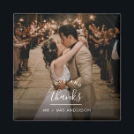 Foto van Love and Bedankt Wedding Magneet<br><div class="desc">Aankondiging van onze liefde en Bedankt trouwfoto dank u magneet, de perfecte manier om dankbaarheid uit te drukken aan uw geliefden voor hun steun en goede wensen op uw speciale dag. Elke magneet is voorzien van een hartverwarmende "Liefde en Bedankt" boodschap elegant weergegeven naast een aanpasbare foto van uw trouwdag....</div>